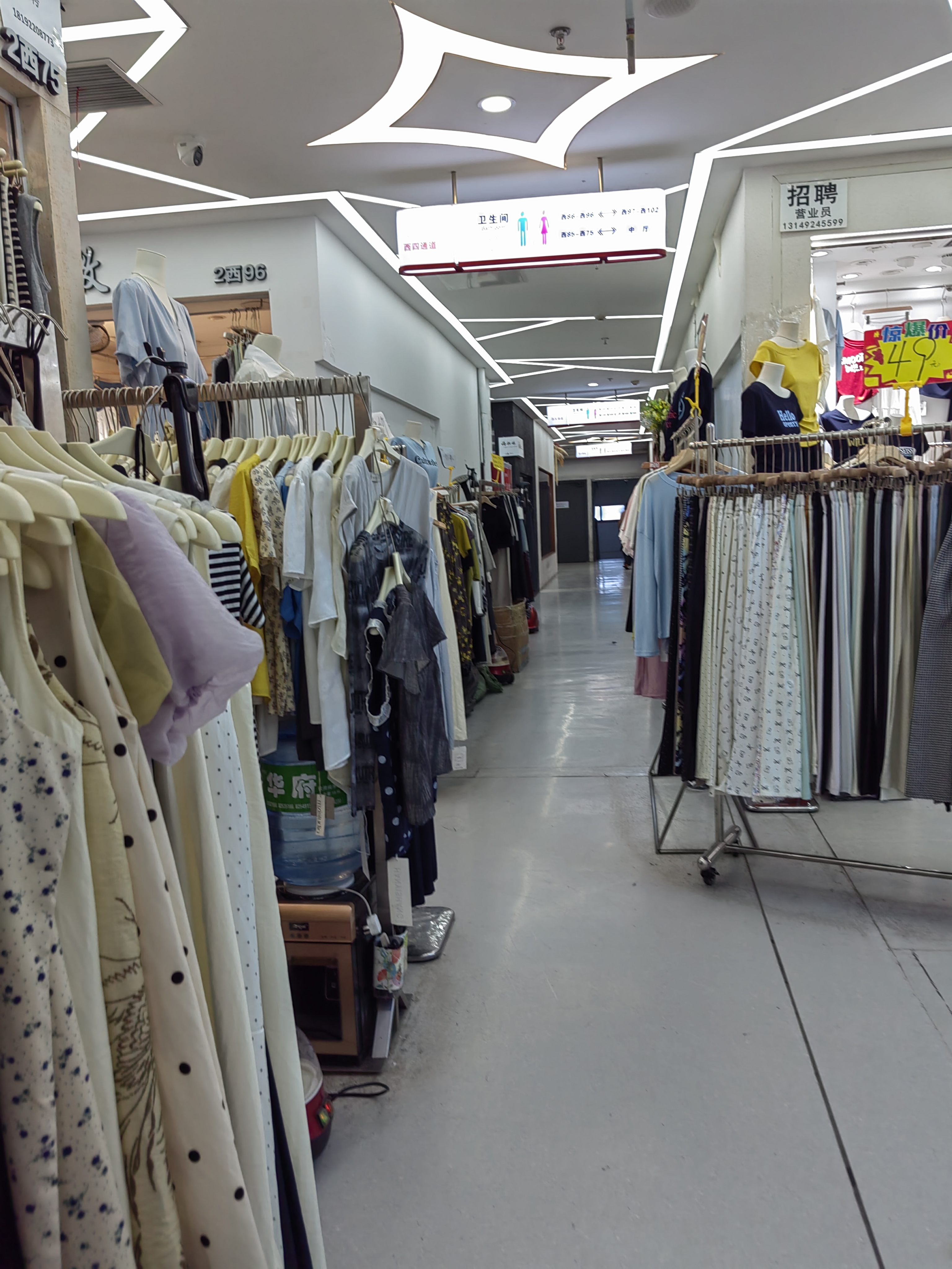 上午九时许,去久负盛名的西安康复路市场,竟然冷冷清清