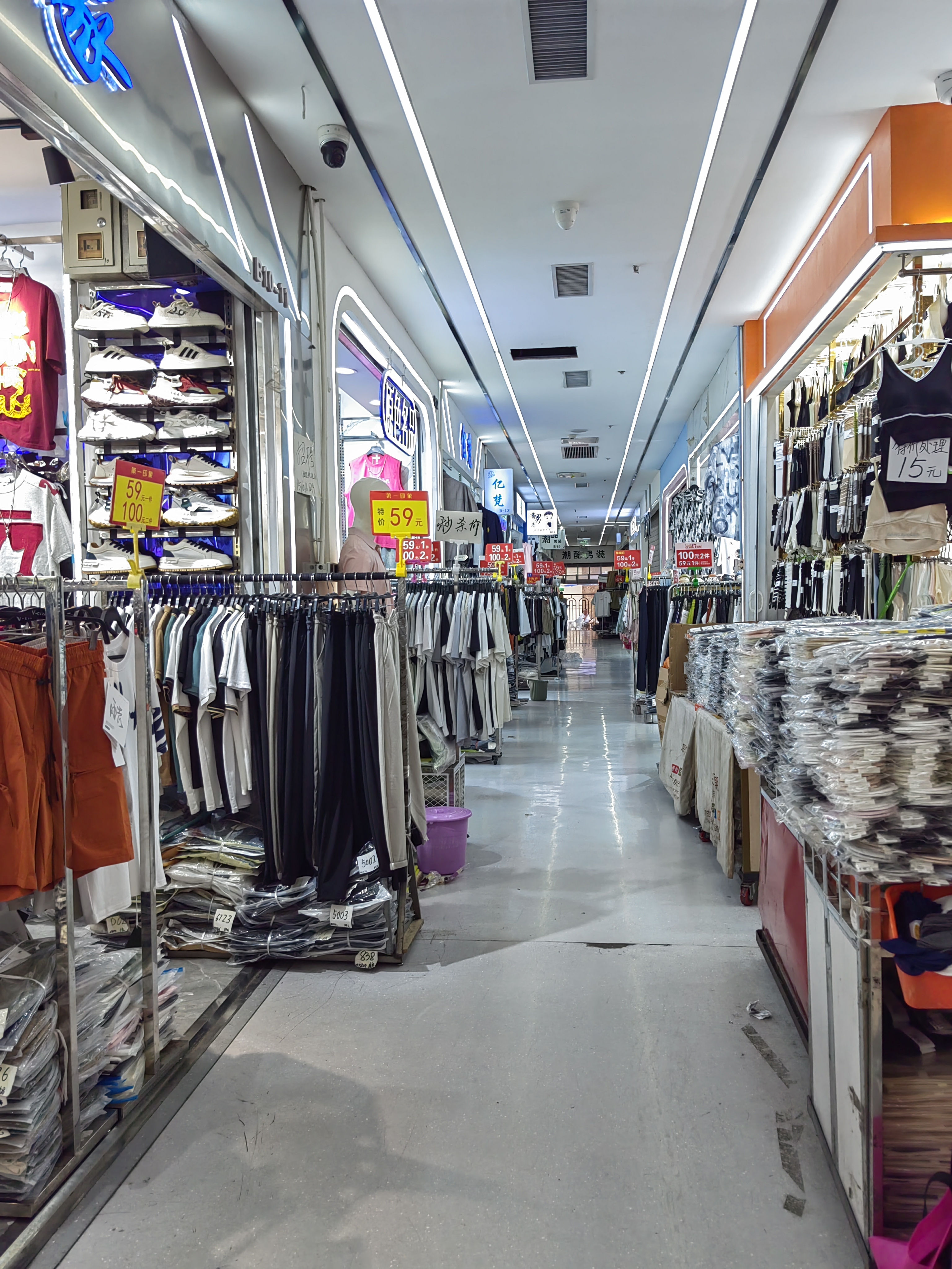 上午九时许,去久负盛名的西安康复路市场,竟然冷冷清清