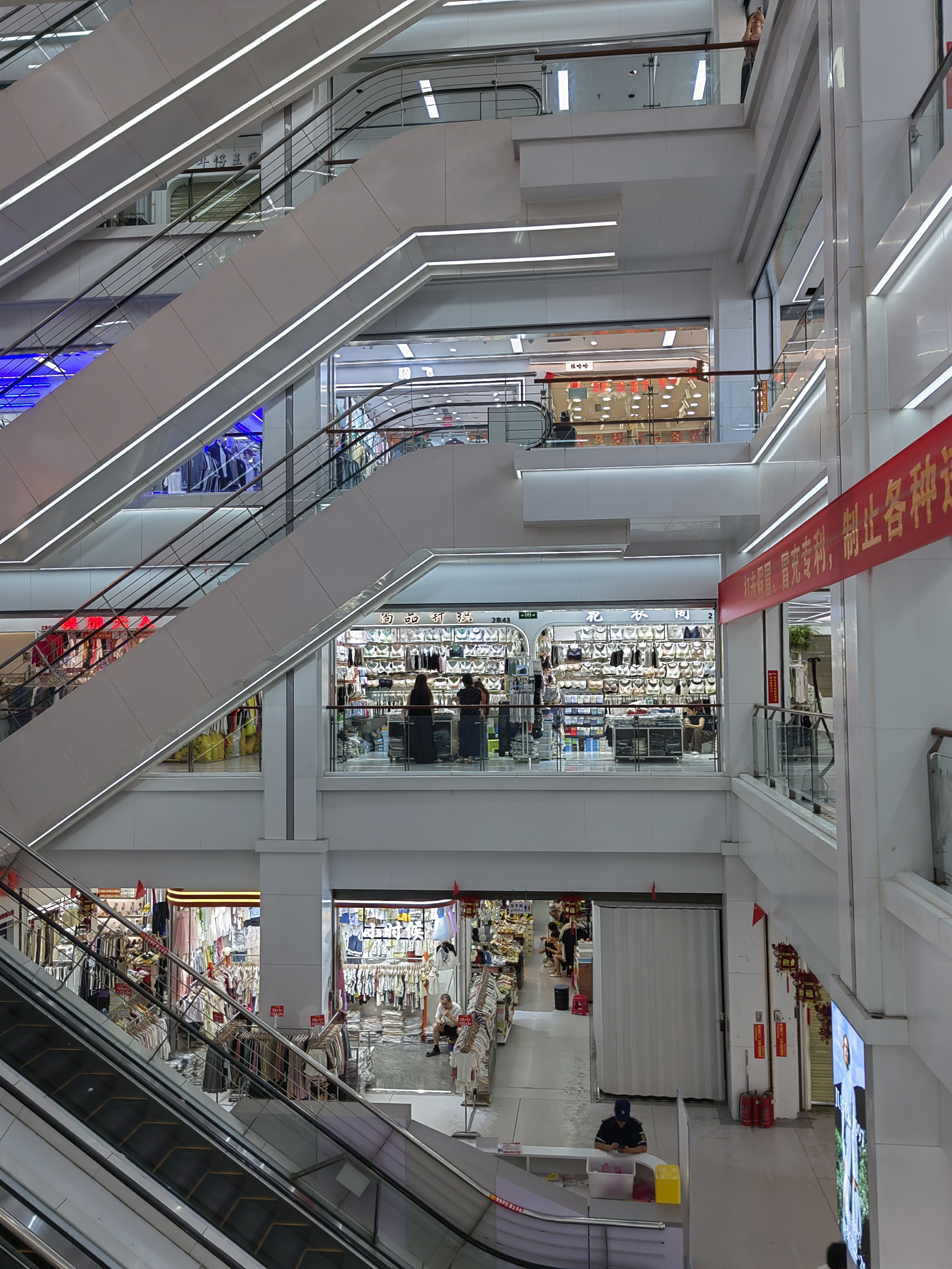 上午九时许,去久负盛名的西安康复路市场,竟然冷冷清清