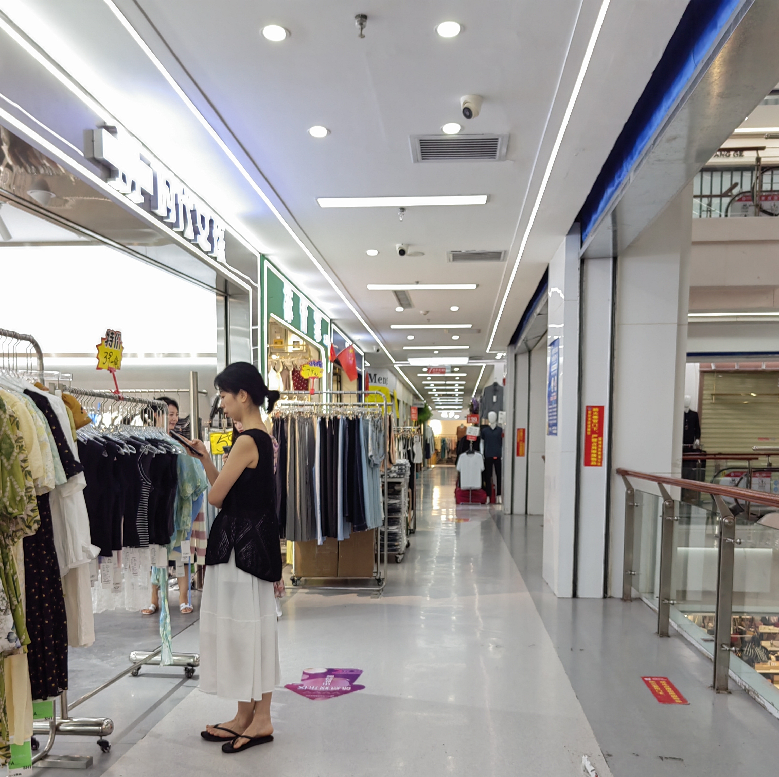 上午九时许,去久负盛名的西安康复路市场,竟然冷冷清清