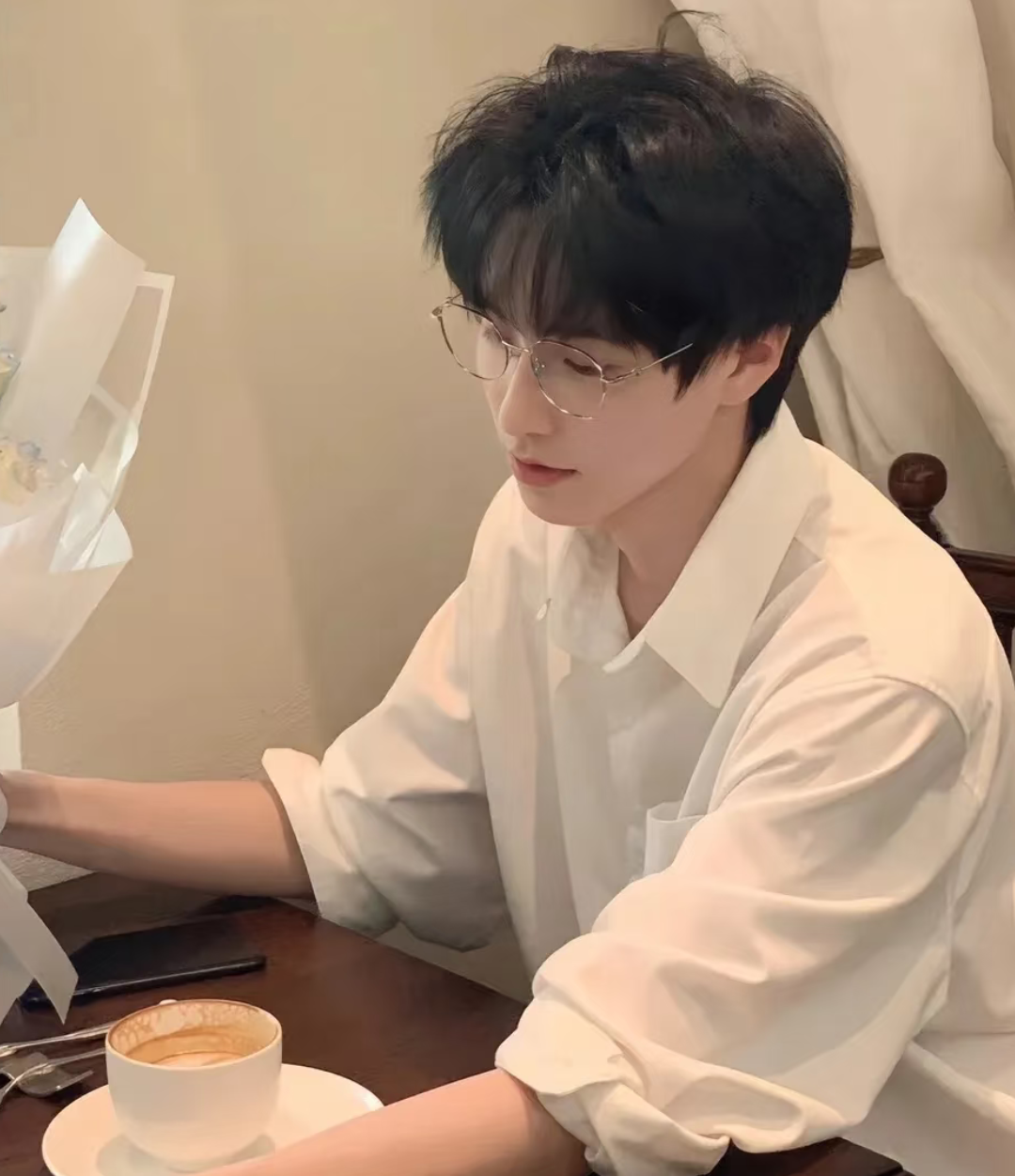 38张高质量帅气高冷温柔阳光治愈系男生头像推荐