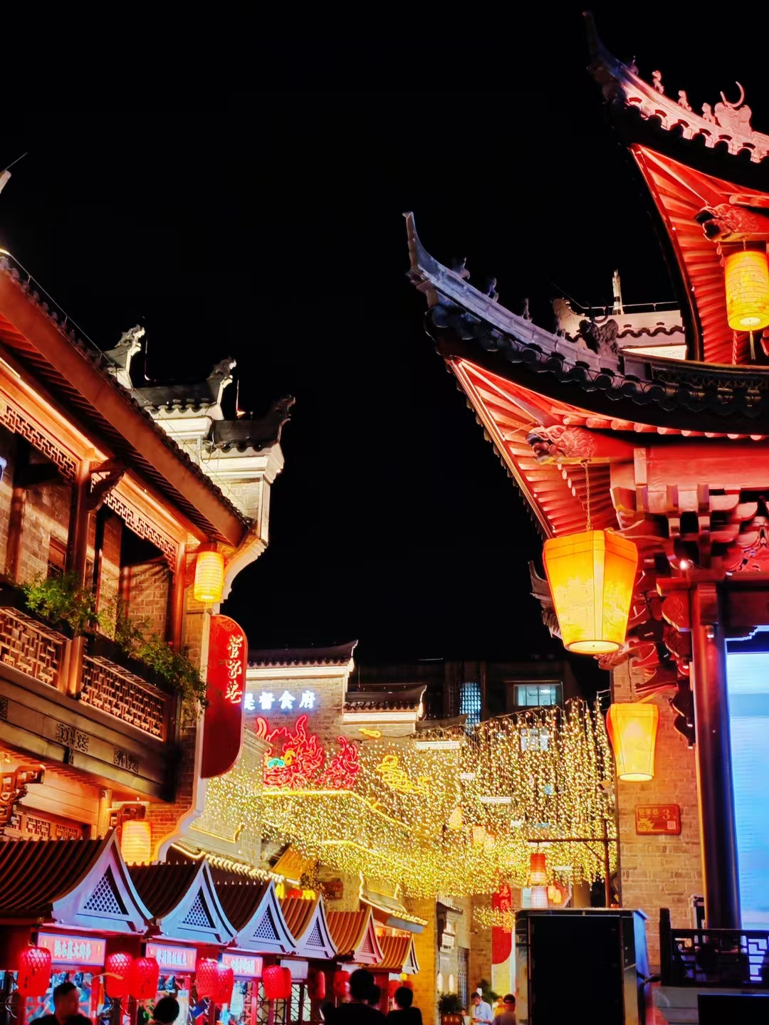 檐角风铃轻响,和着舞台上传来的乐曲,撩人心 襄阳古城夜景图片襄阳