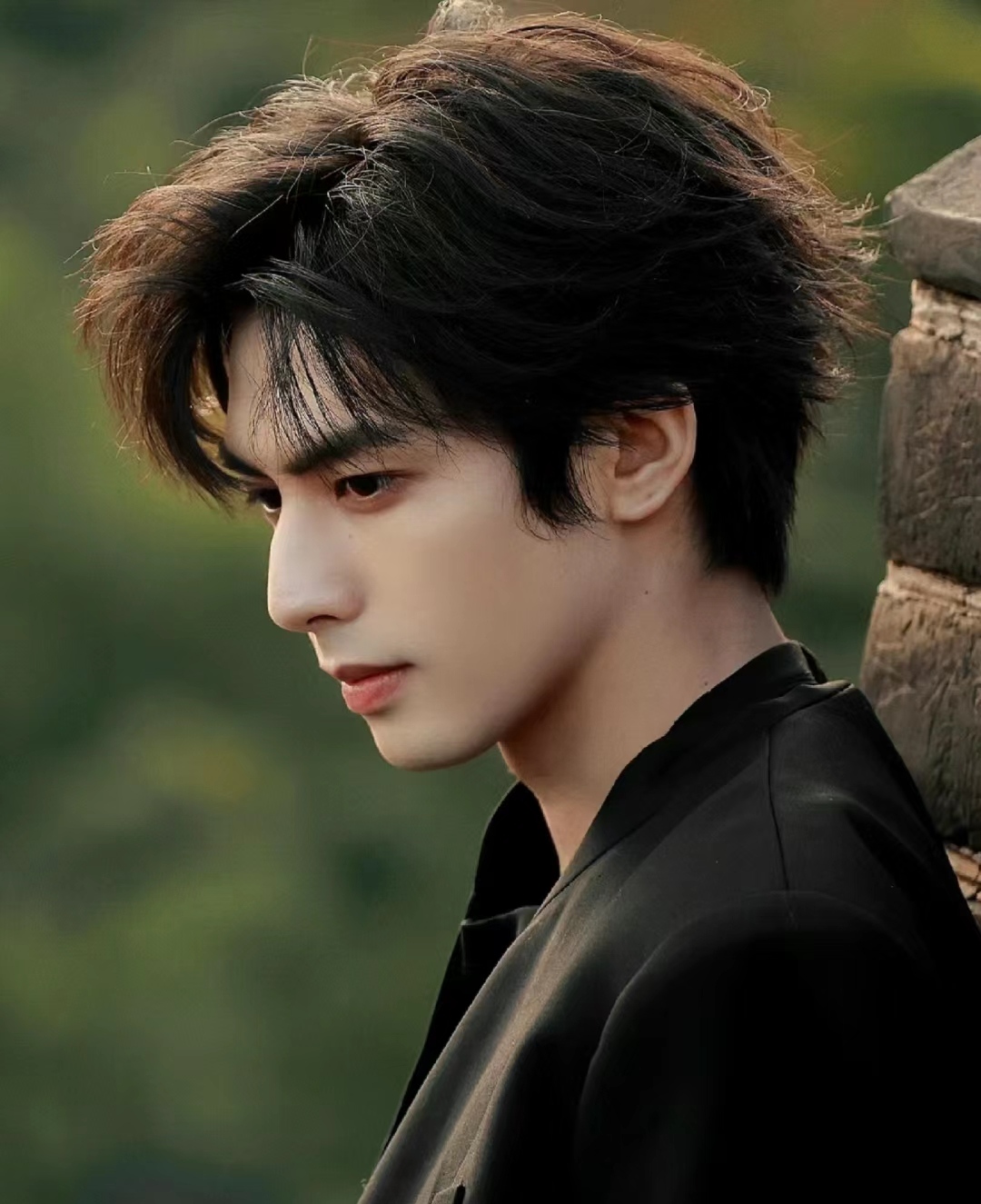 也让他看起来有点木木的,而反观他的现代剧却很帅,所以宋威龙