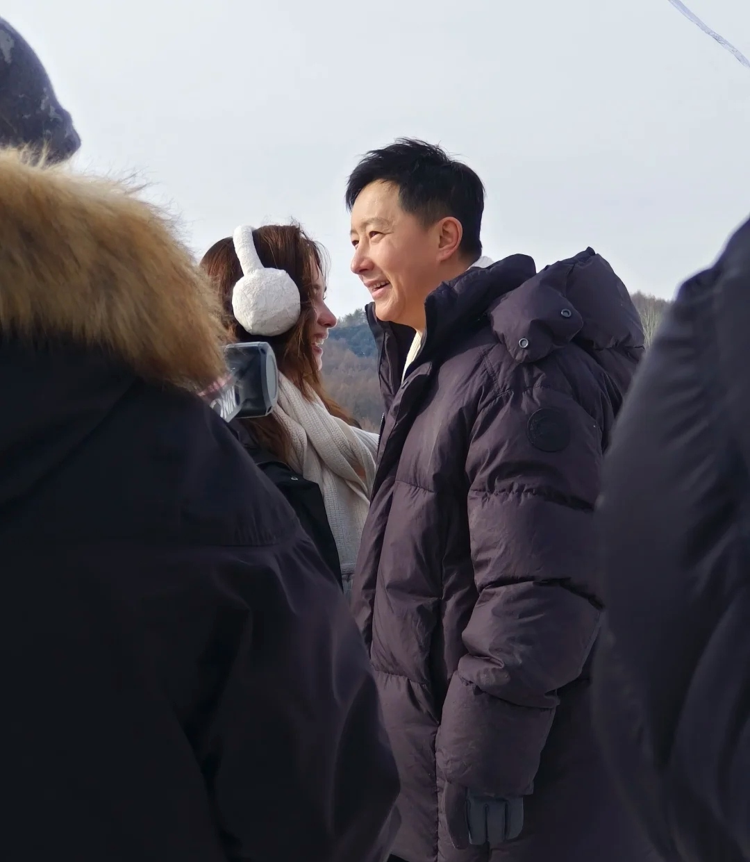 卢靖姗说到爸爸妈妈都不在了的时候韩庚下意识地就去安慰她然后卢靖