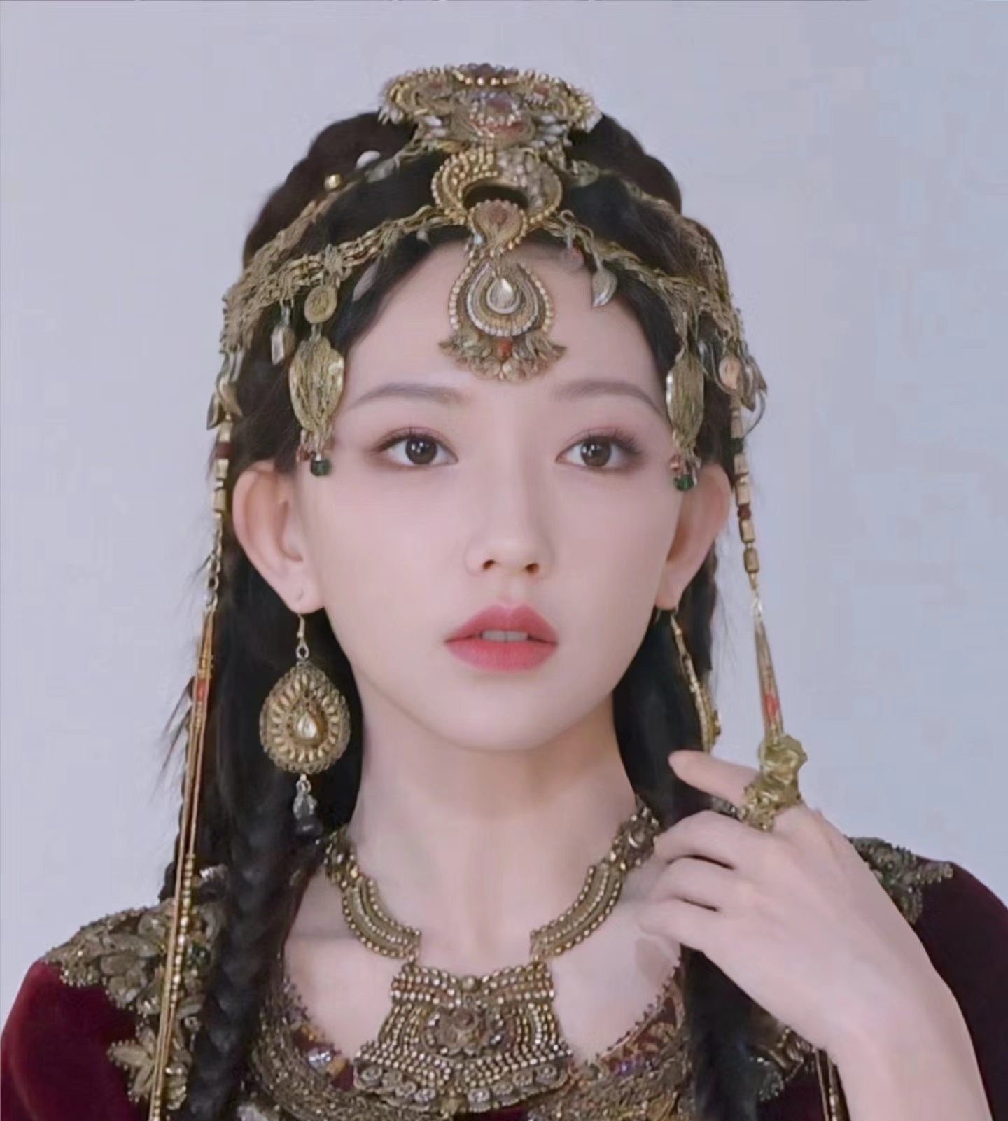 我觉得程潇的五官很精致,很大气,脸型也是超级的完美,因此她如果是留