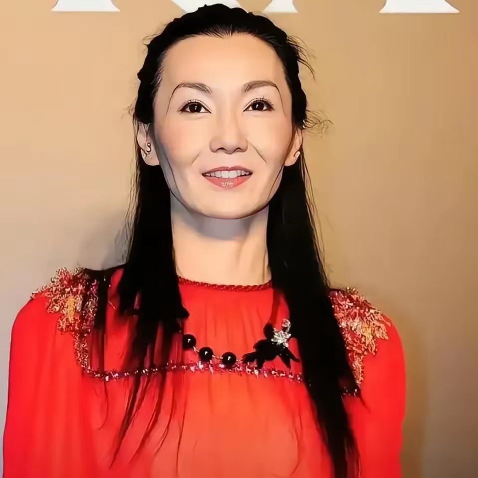 张曼玉年轻时是真漂亮,她的气质独特,高贵中还有一丝冷傲的感觉,百变