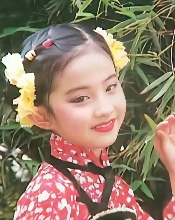 刘亦菲小时候的照片,很少有刘亦菲这种从小就这么好看的人,每一张都