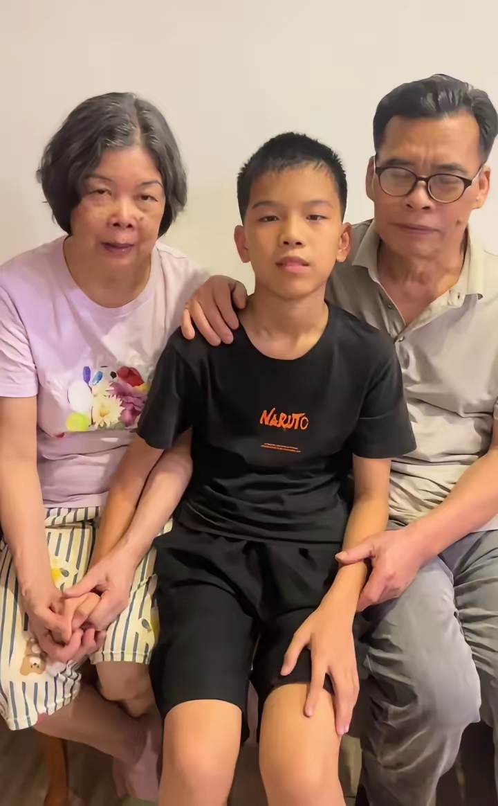 网红丁丁老师离世后,年迈父母和未成年儿子在生活里的孤苦守望,前路满