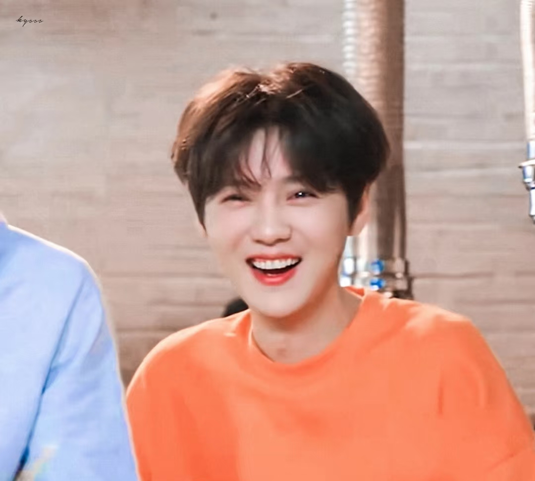 心动爱豆安利帅哥少年感背景图片嗨～ 爱笑的眼睛,满满的