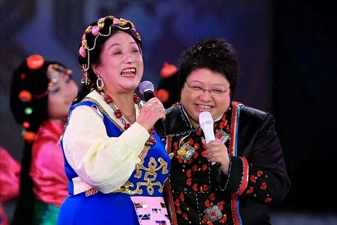 韩红的母亲,这位昔日成都军区战旗歌舞团的独唱演员,是优秀的女高音