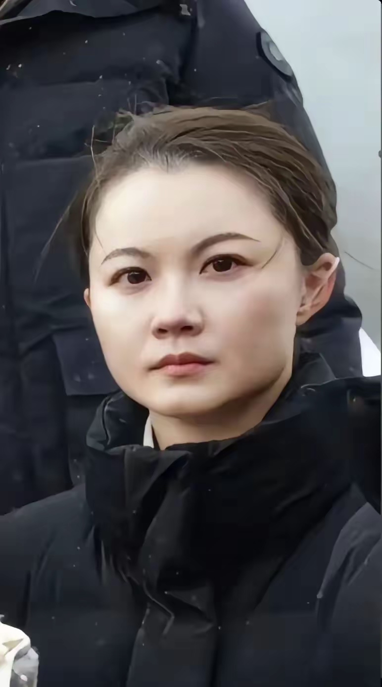 她身姿挺拔,眼神如炬,透露出锐利与果敢