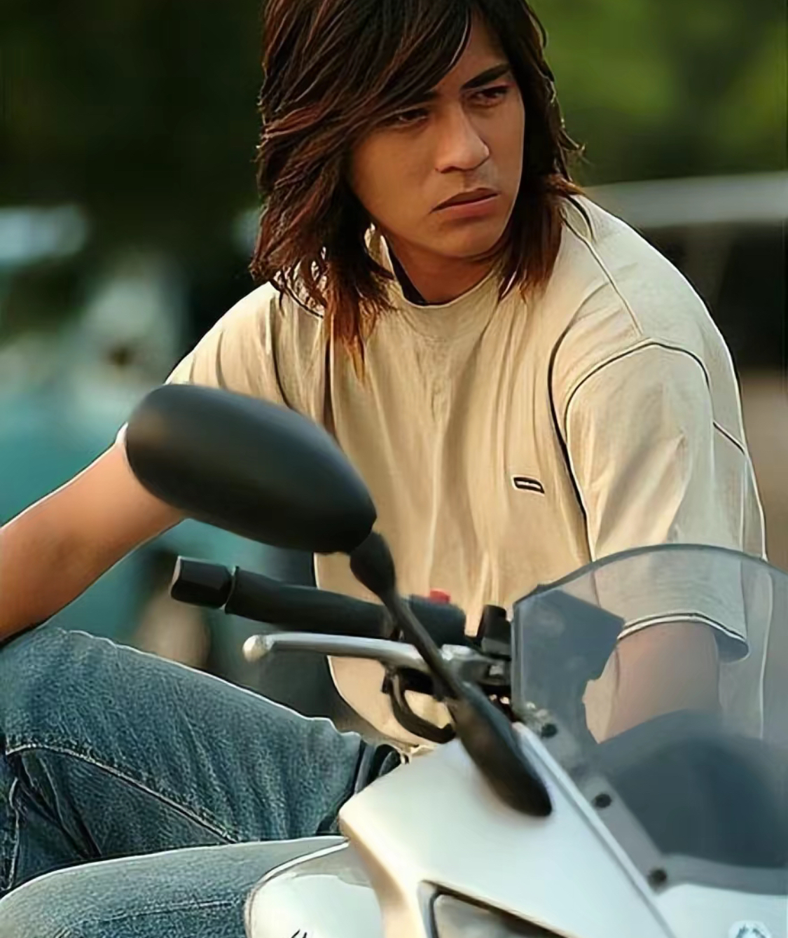 周渝民年轻时是华语影视圈的璀璨之星,他五官精致如画,气质忧郁又纯净