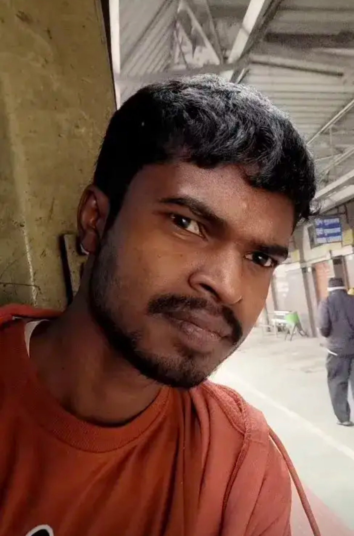 让它搭便车,免费提供帮助印度男印度黑人印度大叔印度人长相印度贱民