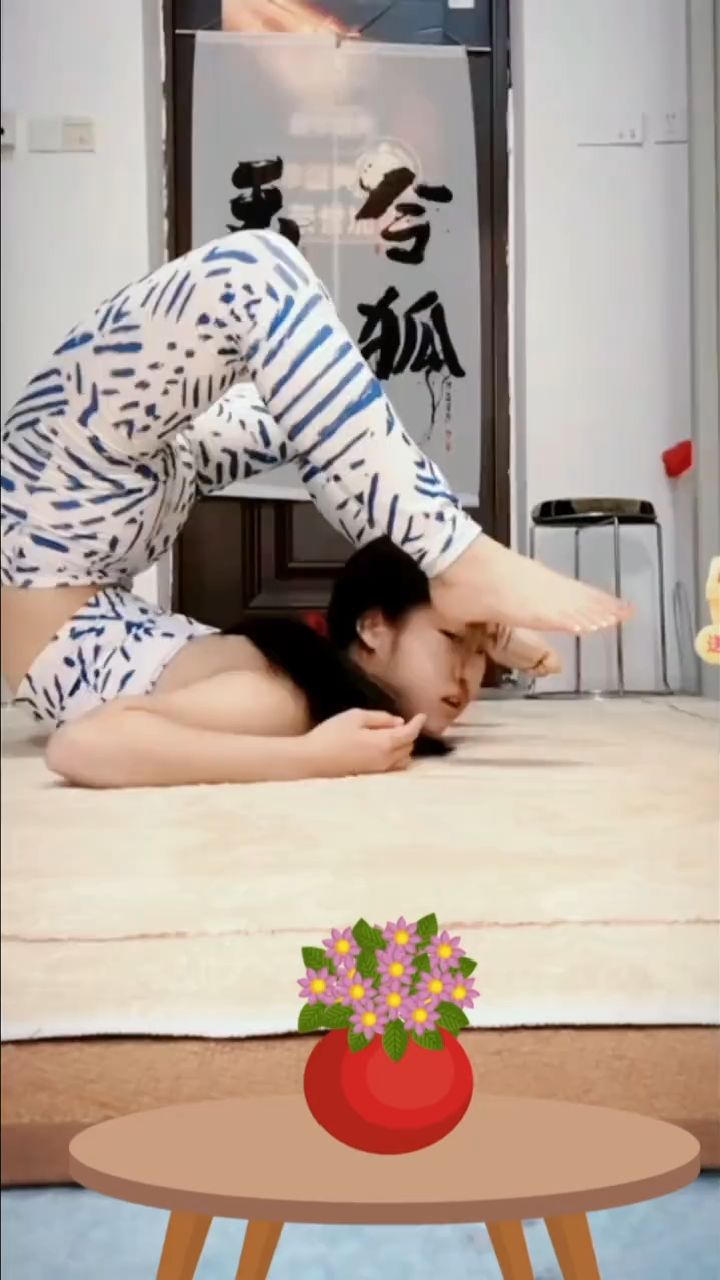 美女柔术软功表演