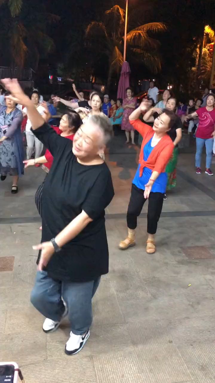网红奶奶跳的舞好棒