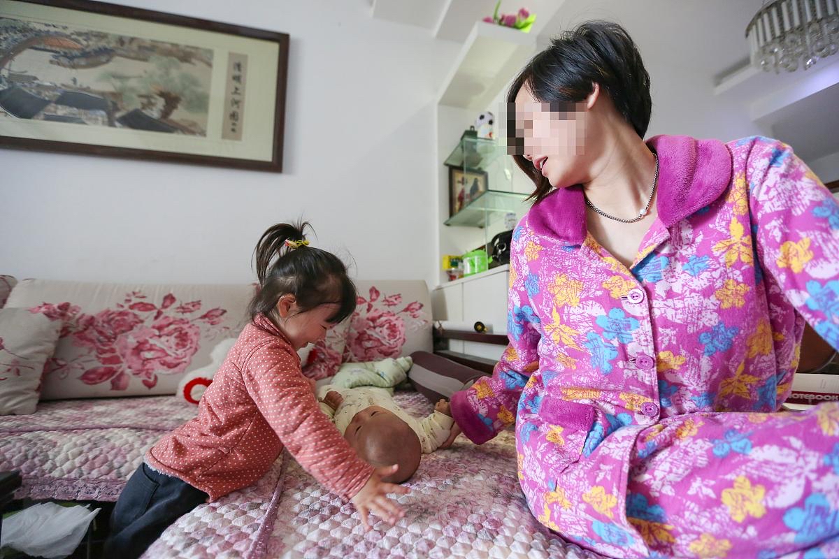 她嫂子突然跟她父母提,想让老两口去女同事的房子里住,理由是自己要