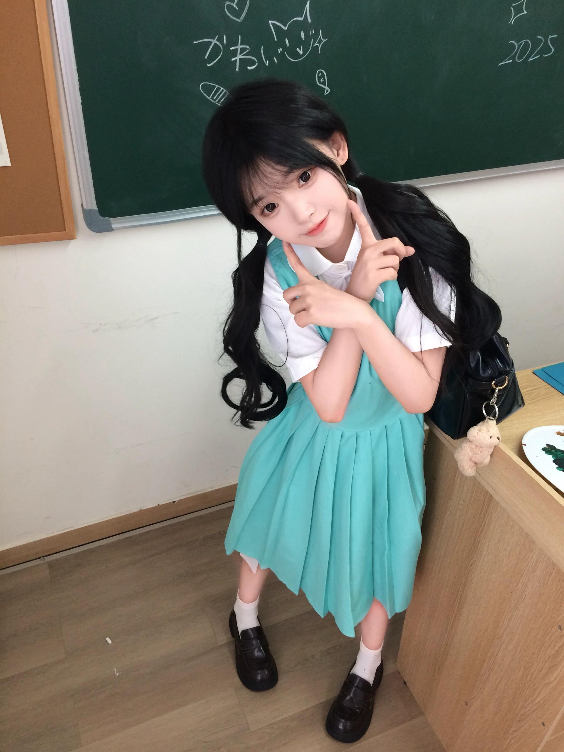 阳光洒在jk制服的水手领上我转了个圈裙摆扬起青春的弧度指尖轻点