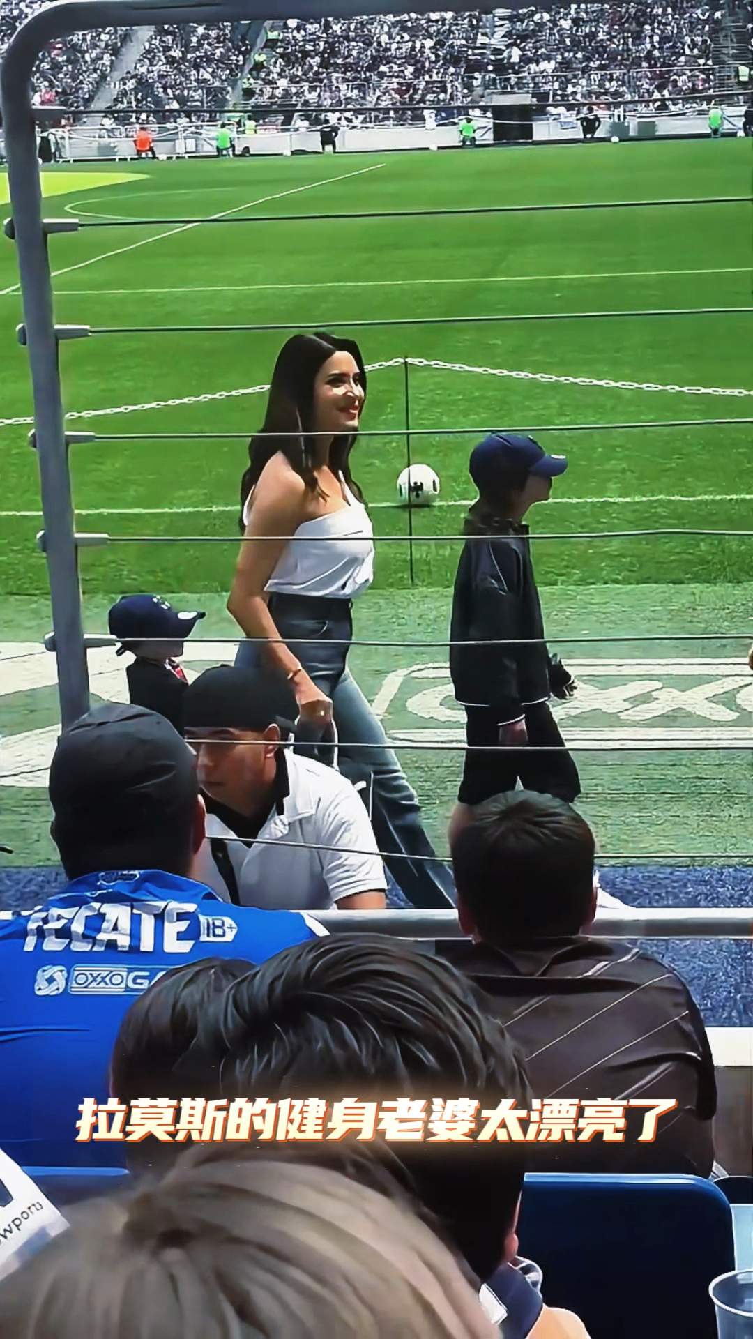 拉莫斯的健身老婆实力抢镜,身材太完美了