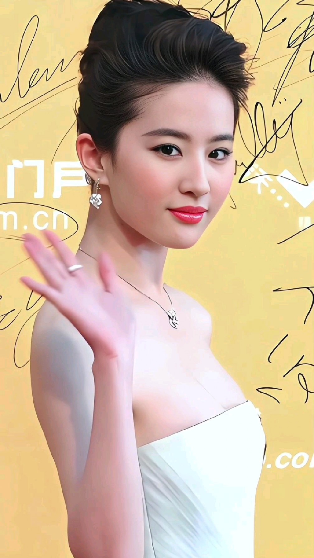 刘亦菲红毯造型好美好性感,嫩滑的小香肩太吸睛了,事业线好傲人