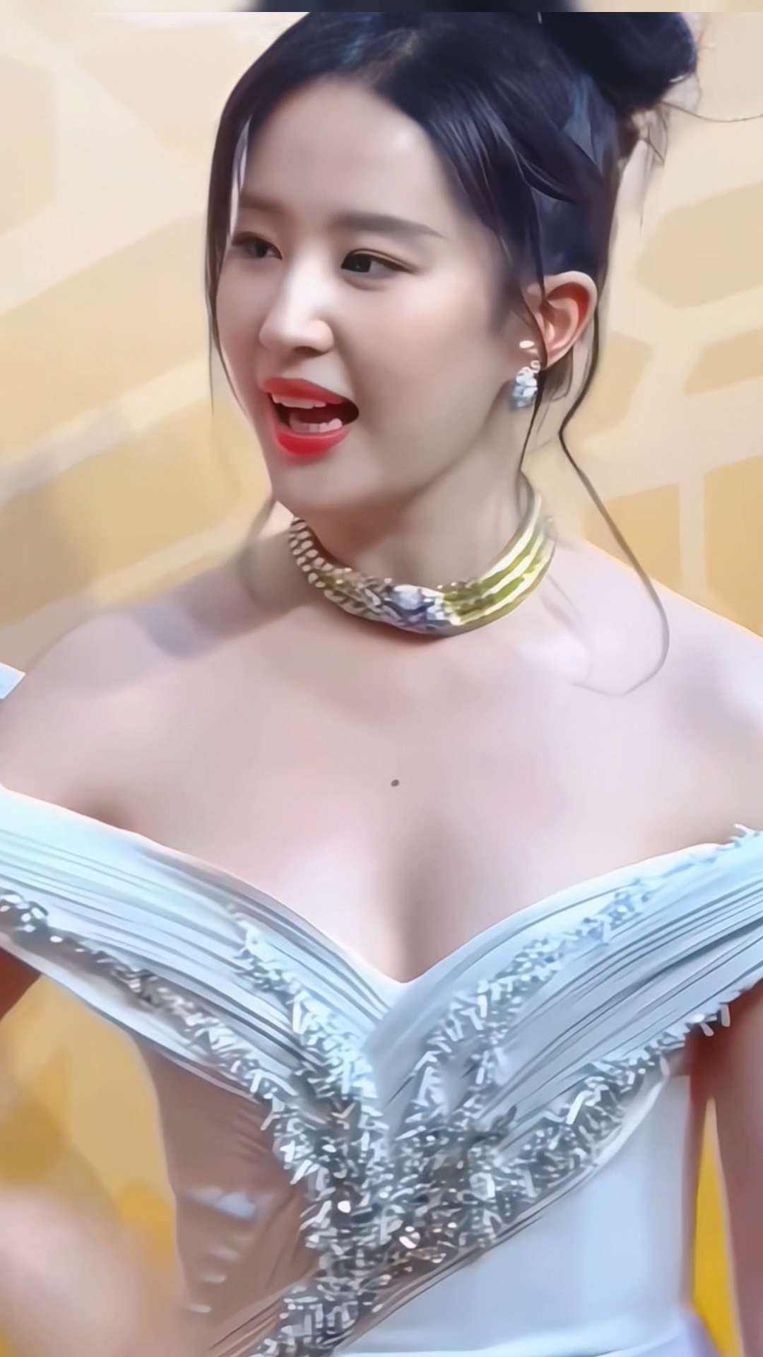 刘亦菲白色礼服又美又优雅,小露身材酥肩美艳,这张脸太高级感了