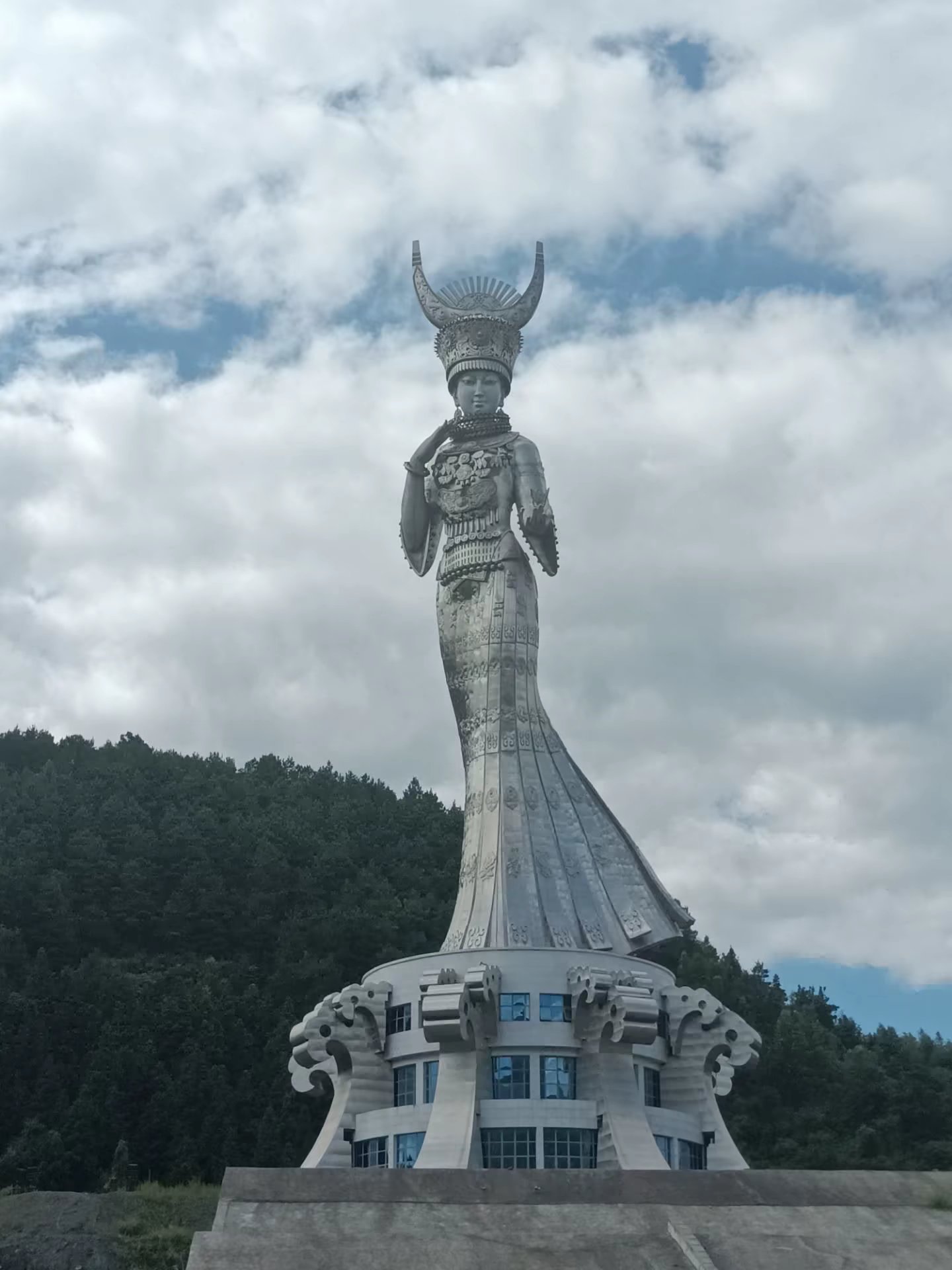 静静地矗立着一座巨大的雕像,她就是苗族最美的姑娘仰阿莎