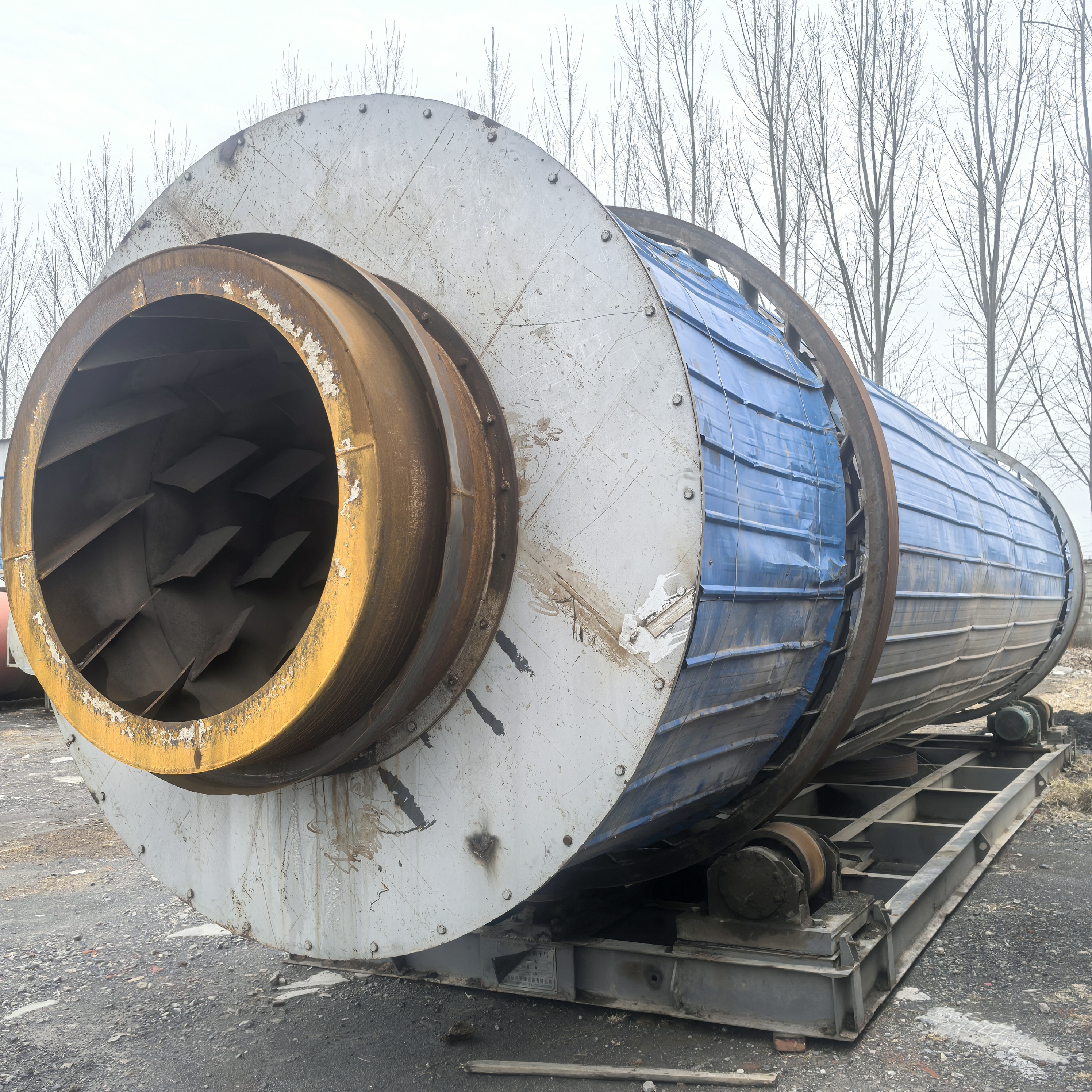 在位出一多台工业用烘干机,外观为灰白色搭配,设计简洁大方,适合各种