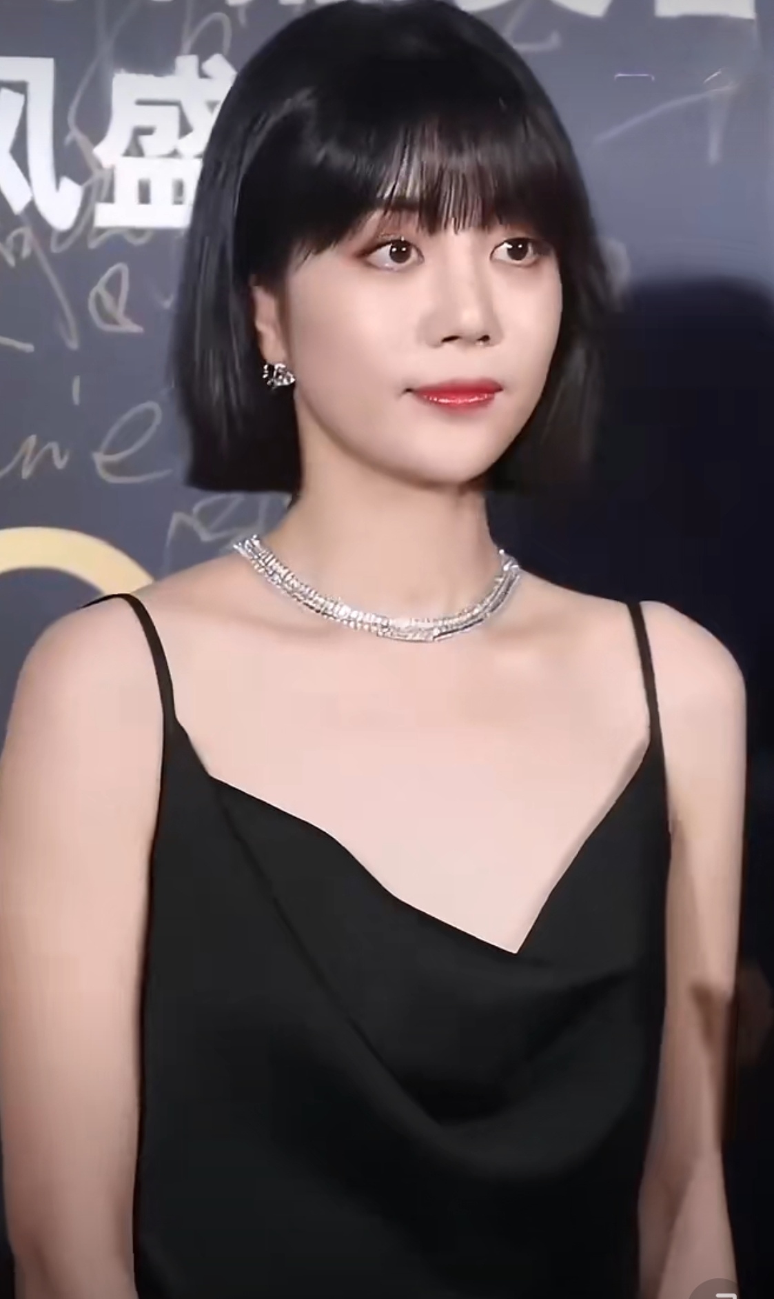 李溪芮必须是内娱腿精新剧《2099》里她演的ai王妃武力值爆棚