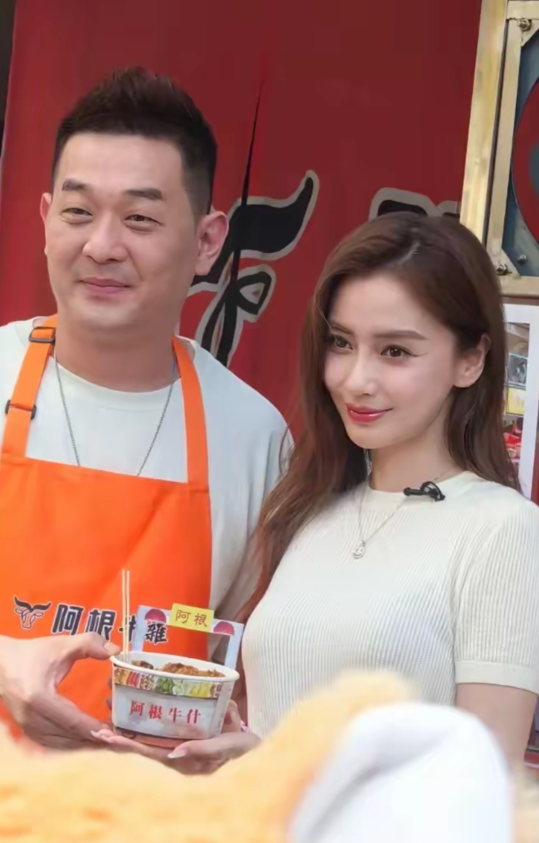 37岁杨颖澳门现身接小商演她穿米白针织衫搭长裤状态在线然商演场面