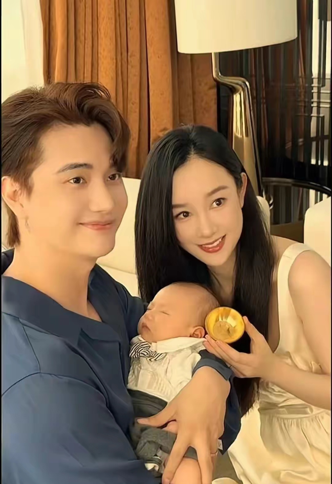 张檬小五baby满月啦宝宝五官精致完全遗传了父母优点真可爱