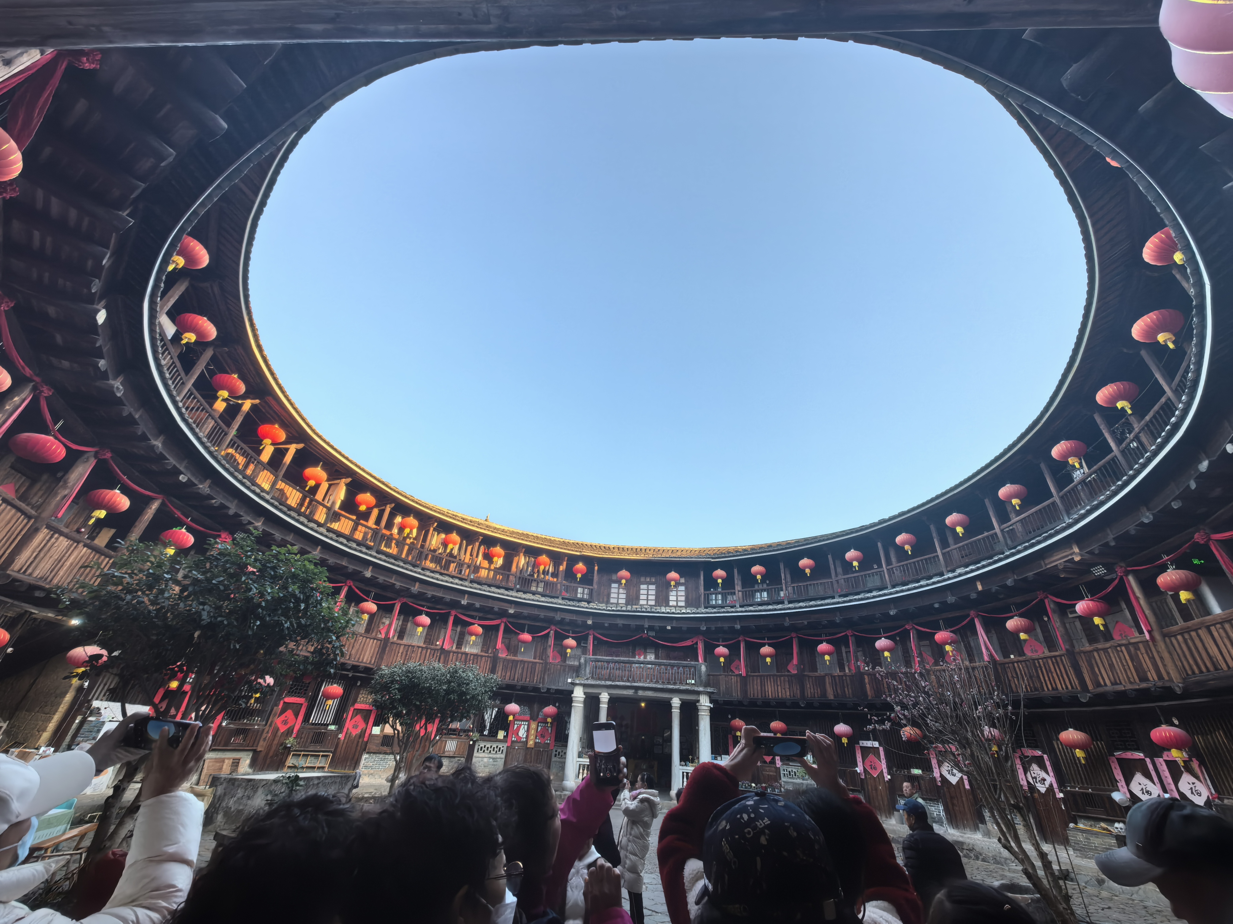 永定土楼,即永定客家土楼,位于福建龙岩市永定区,是世界上独一无二的