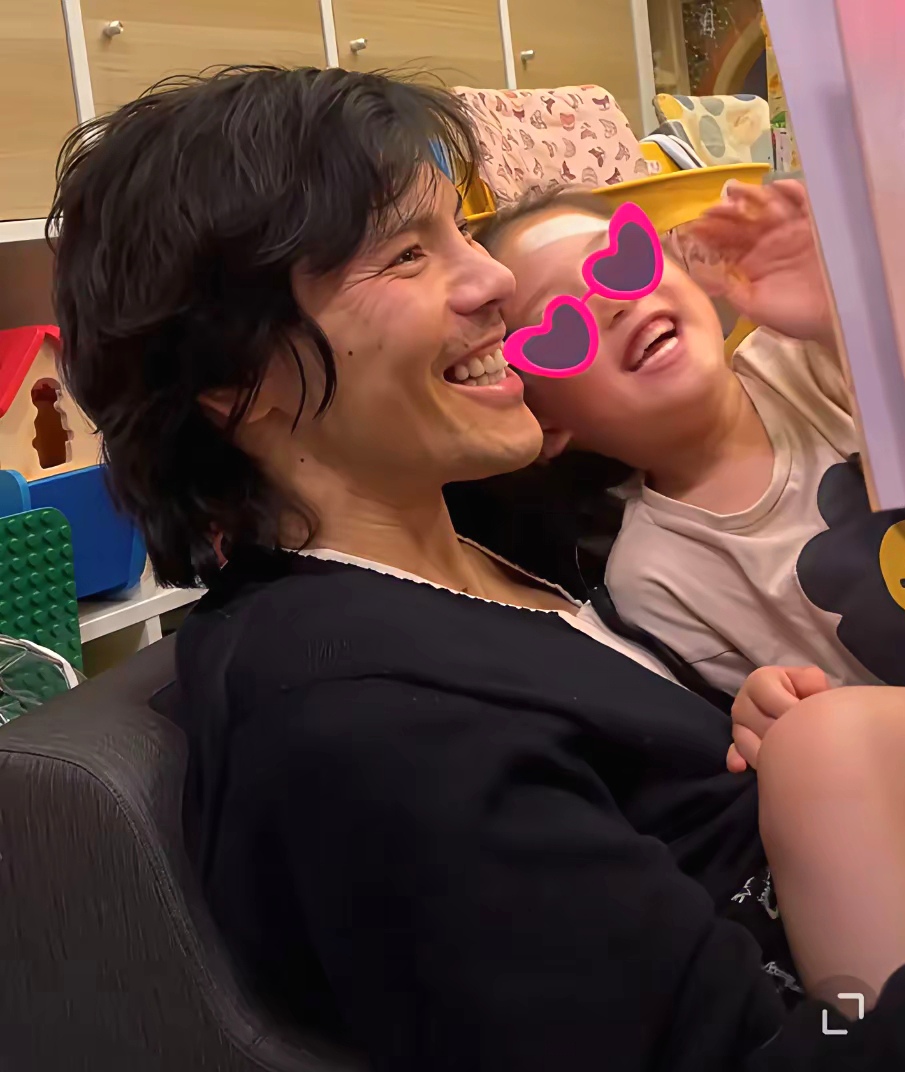 在社交平台晒出了和女儿一起读书玩闹的视频,视频中小奶黄正脸出镜,梳