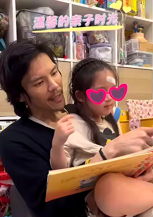 在社交平台晒出了和女儿一起读书玩闹的视频,视频中小奶黄正脸出镜,梳