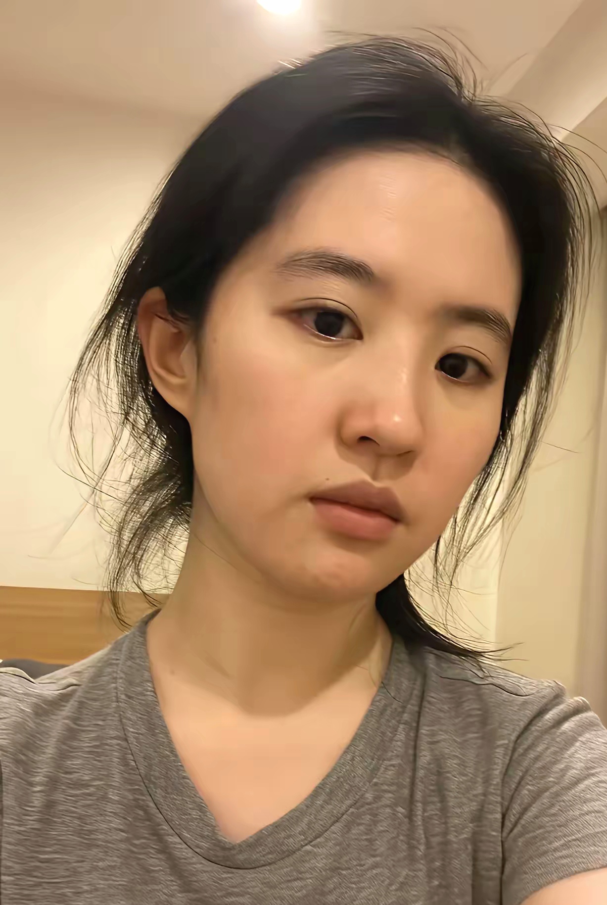 咖啡店玻璃映出她侧脸鼻尖沾着点晨光
