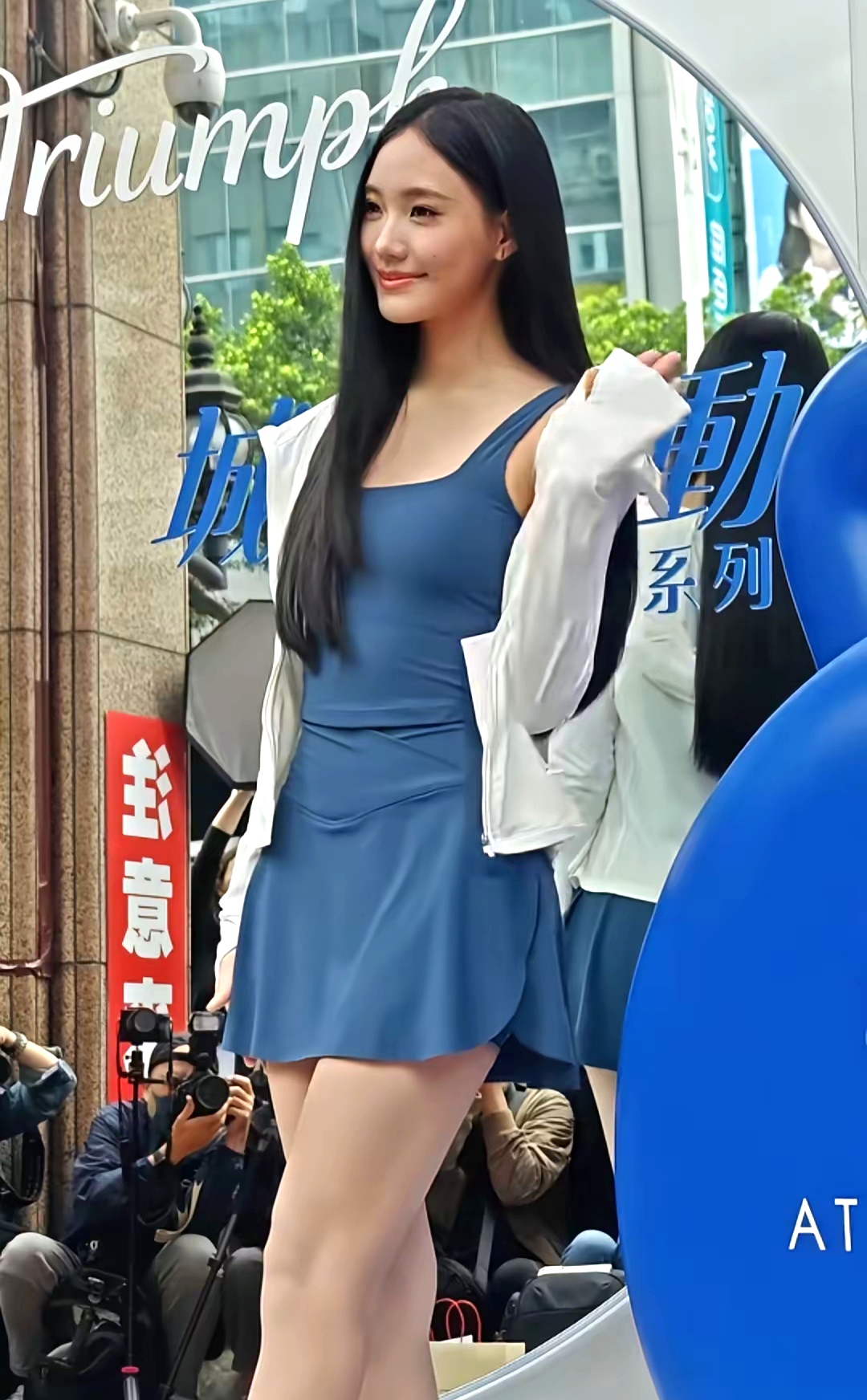 小s女儿的穿着打眼一看还以为是泳衣呢太像泳衣的料子了