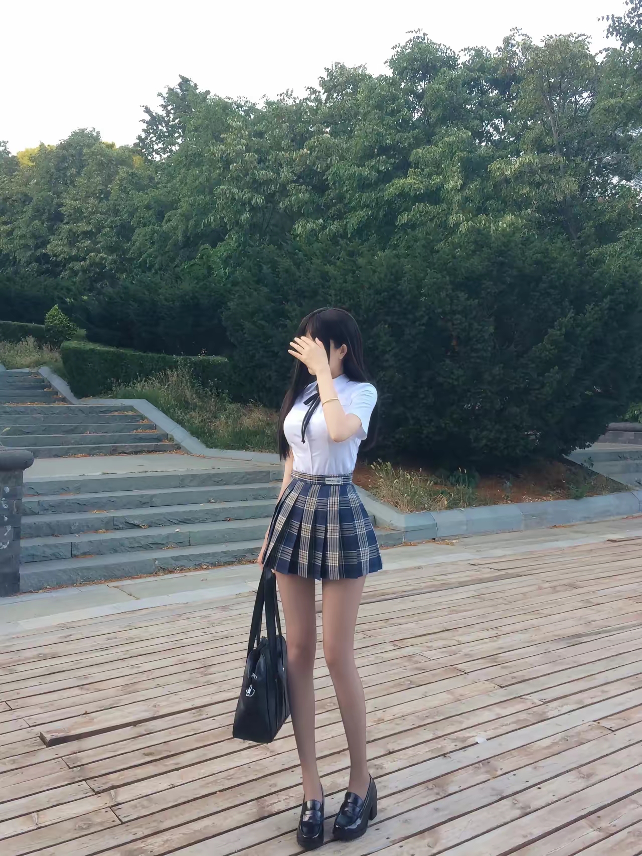女生穿着jk服在这个风景拍照很有感觉啊真出片
