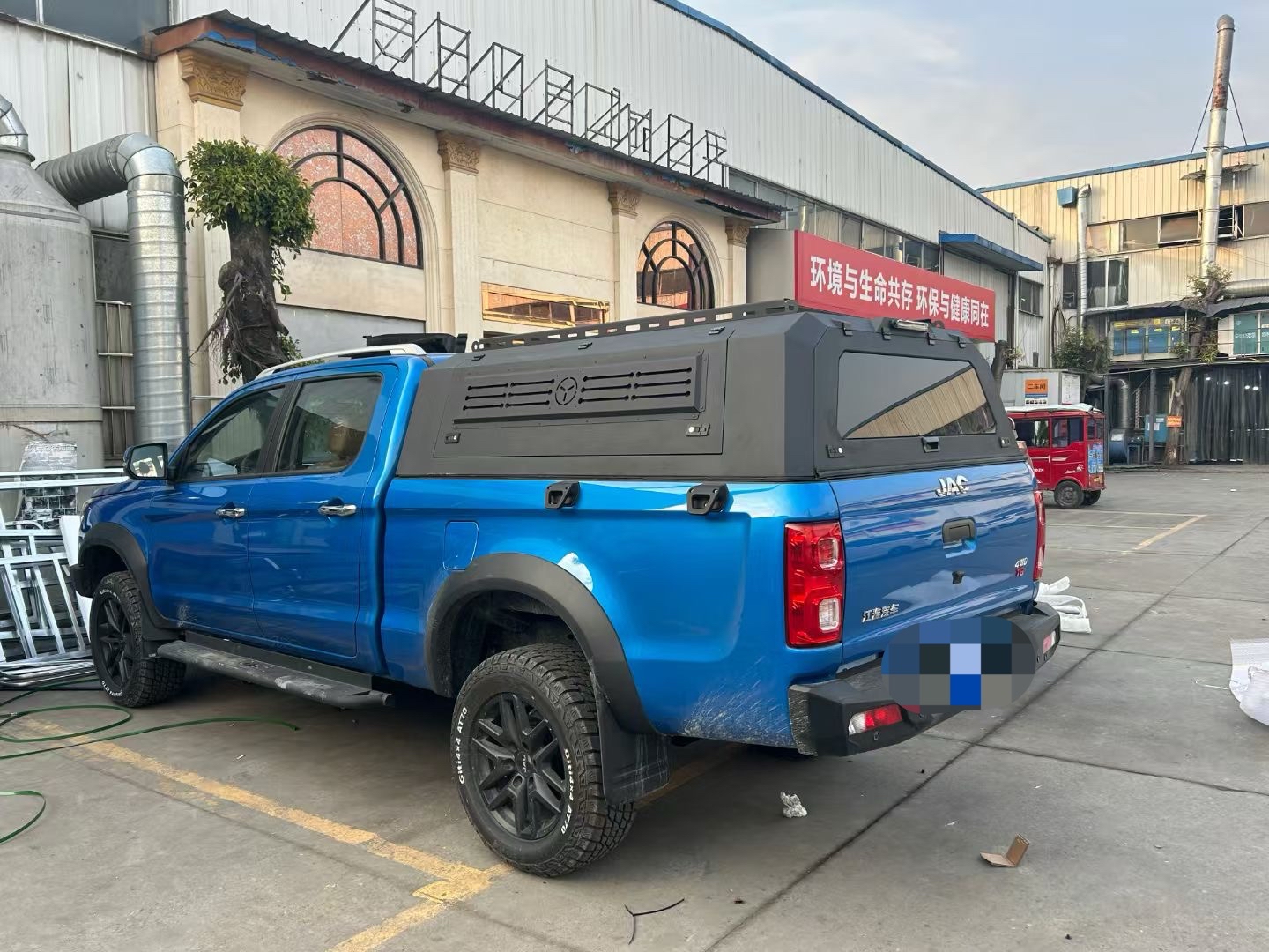 江淮t8皮卡车三开门后箱安装效果[庆祝]#皮卡后箱盖# #三开门后箱盖