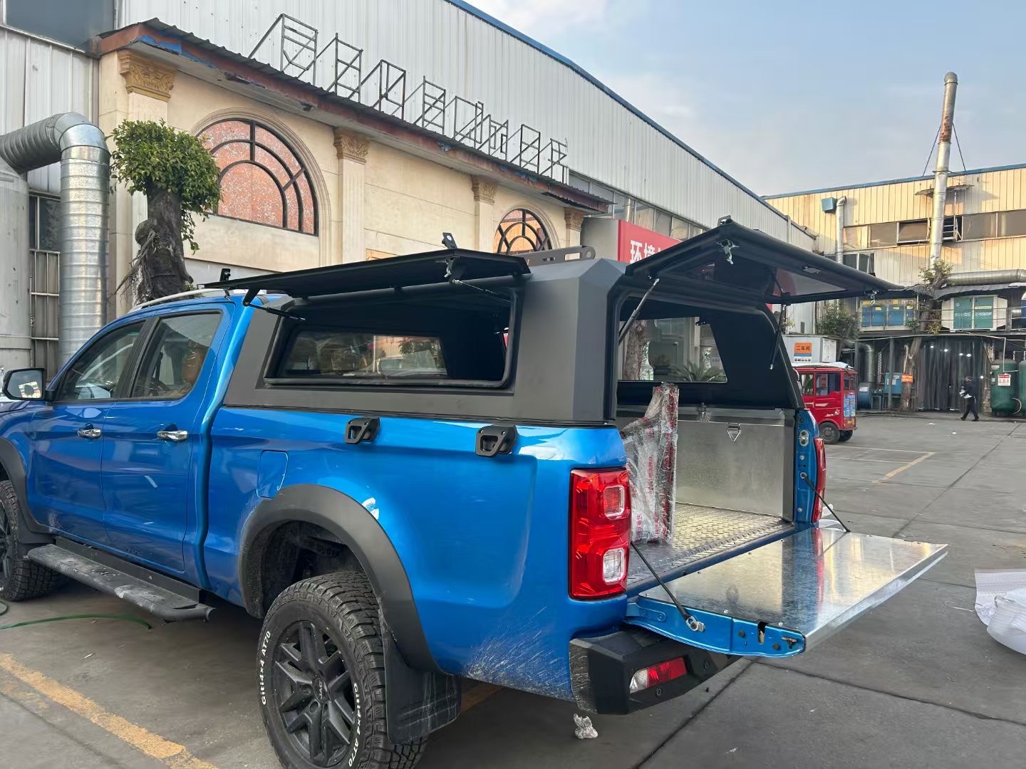 江淮t8皮卡车三开门后箱安装效果[庆祝]#皮卡后箱盖# #三开门后箱盖