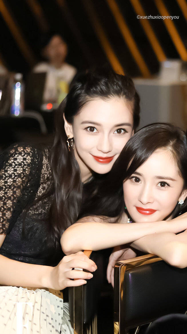 85花时尚大battle,杨幂杨颖中式绿袍谁更惊艳?