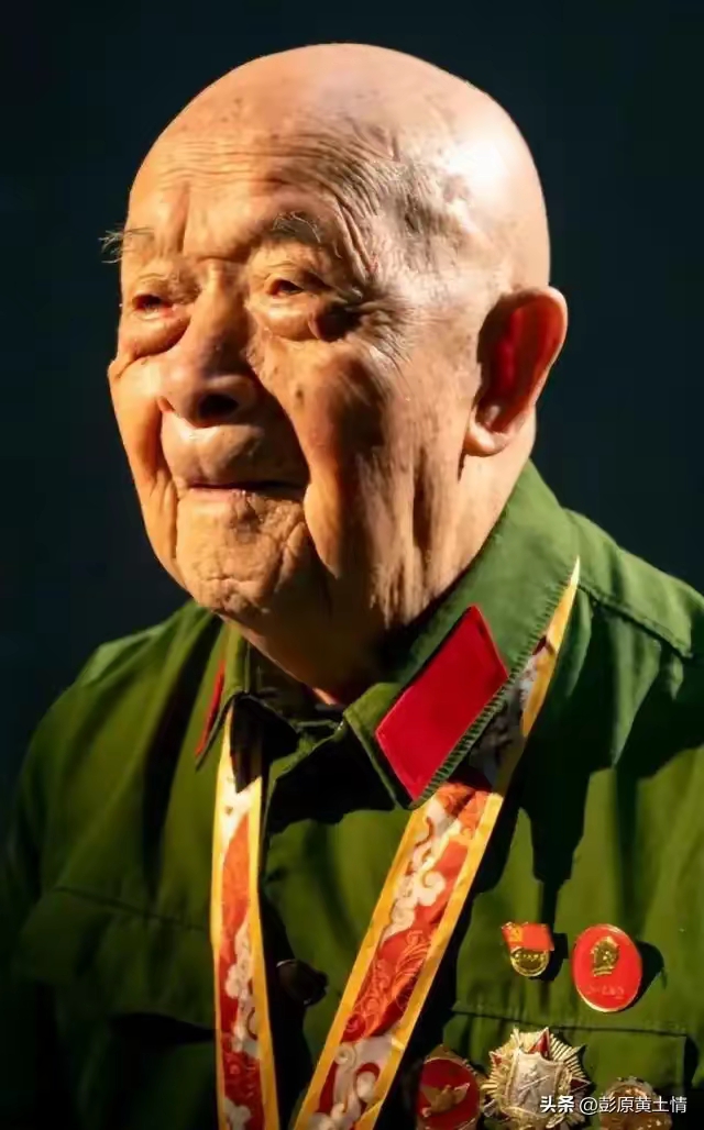 在天安门城楼上观看9月3日纪念中国人民抗日战争暨世