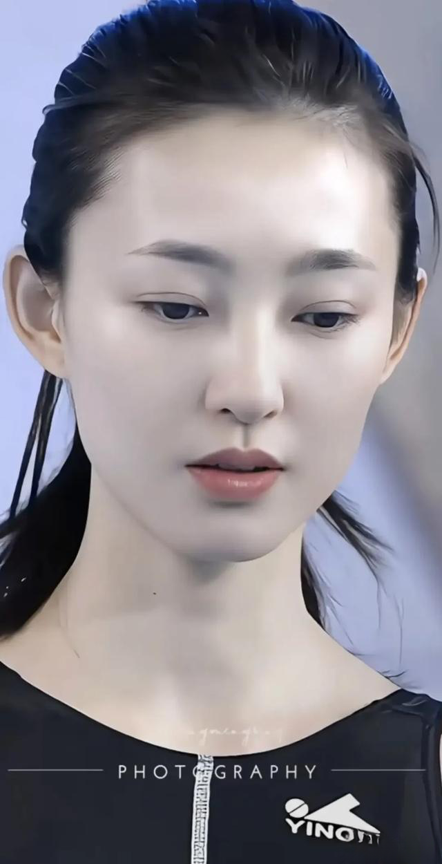 这种无需妆容修饰的出众颜值,让网友直言其是"真正最漂亮的素颜女明星