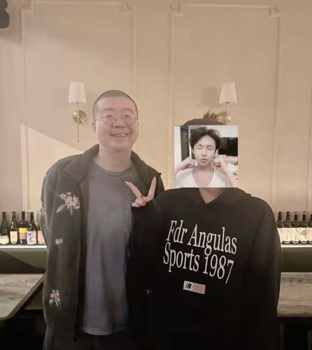 镜头里的他脸颊圆润发福明显标志性的眯眼笑一出来自带行走的