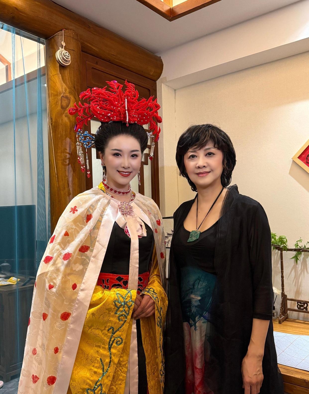 73岁朱琳在洛邑古城出席活动