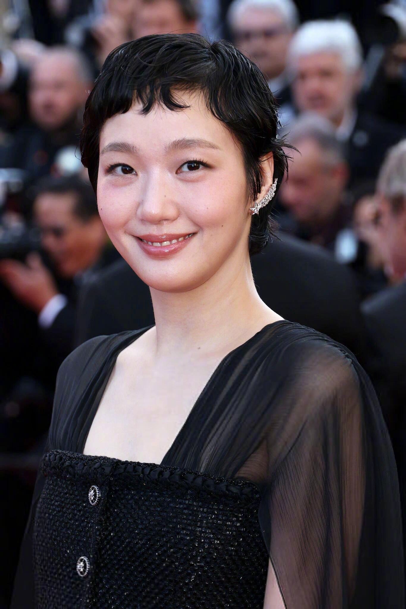 金高银以前梳这样贴头皮的发型还是蛮俏皮的可现在年纪上来了就显得