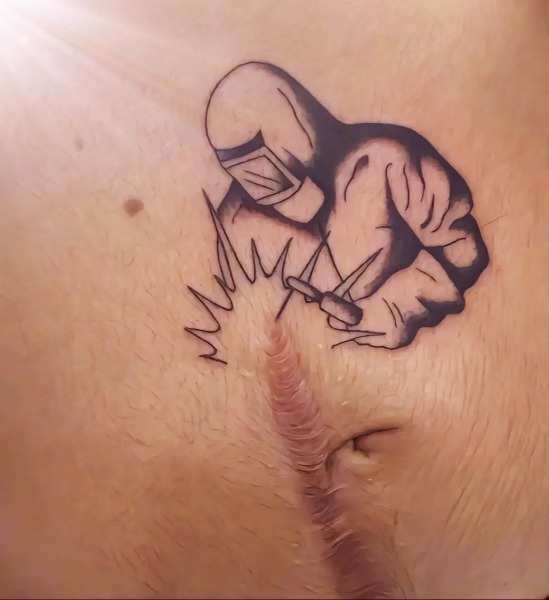 网友发图:好有创意的纹身,这个哥们去年阑尾炎做了个手术,肚子上留下