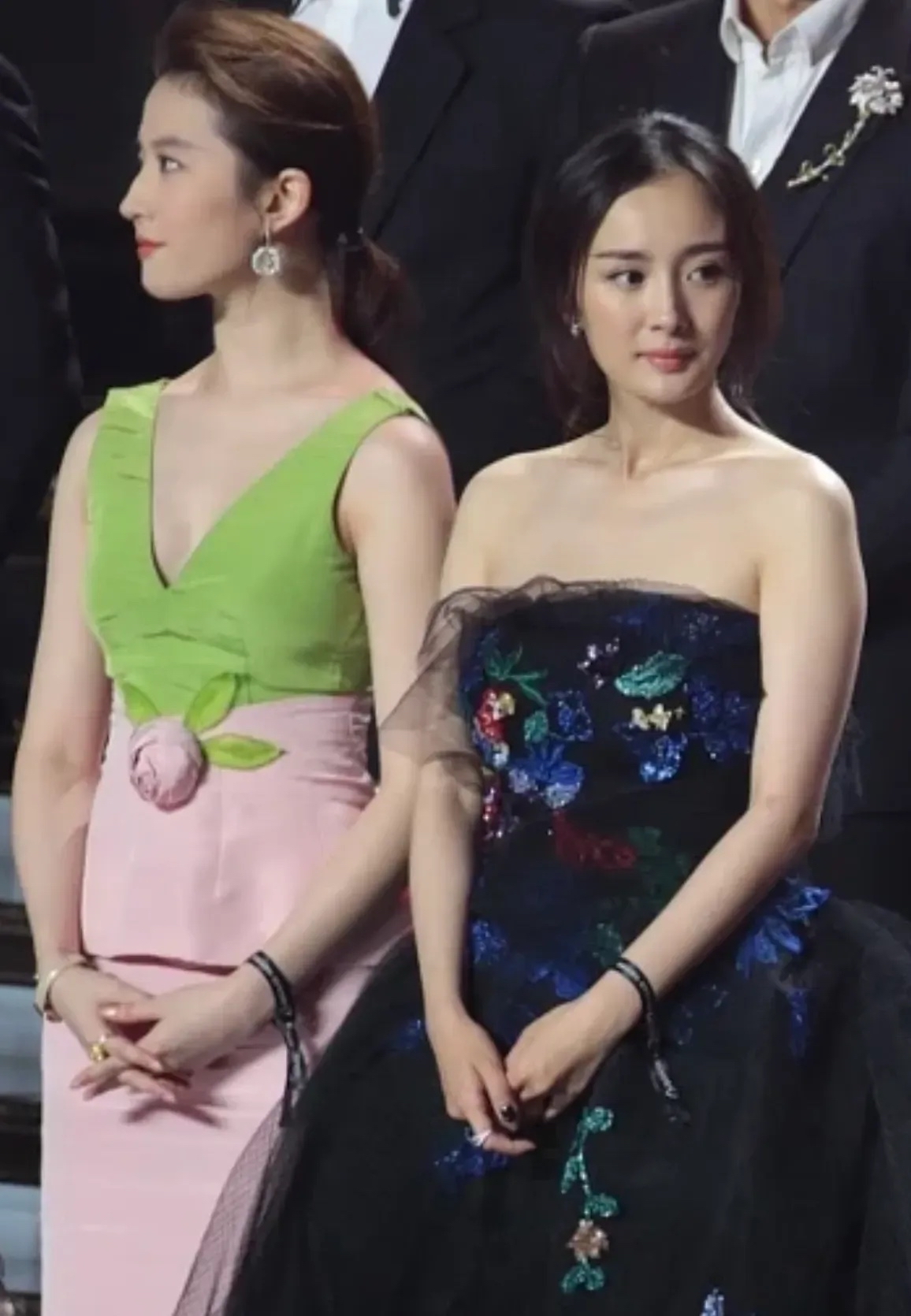 就说刘亦菲和杨幂吧 图一杨幂被刘亦菲比的又矮又肥,发型也乱糟糟