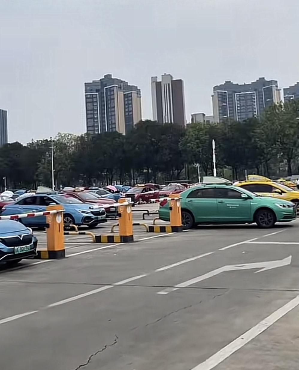 手机拍照高铁站网约车的士车通道广州南站出租车排队广州东站出租车