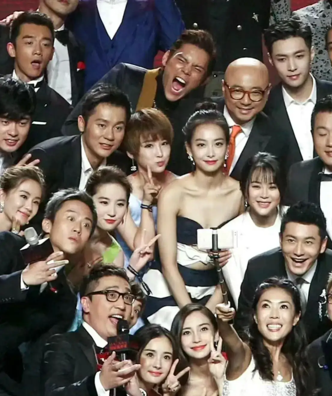 你看看刘亦菲合影刘亦菲合照刘亦菲c位合照很多明星一起碰杯刘亦菲