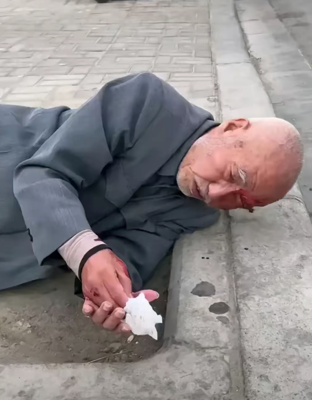 近日,一位年逾80岁的老汉在路上行走时不小心摔倒了,老人孤零零的躺在