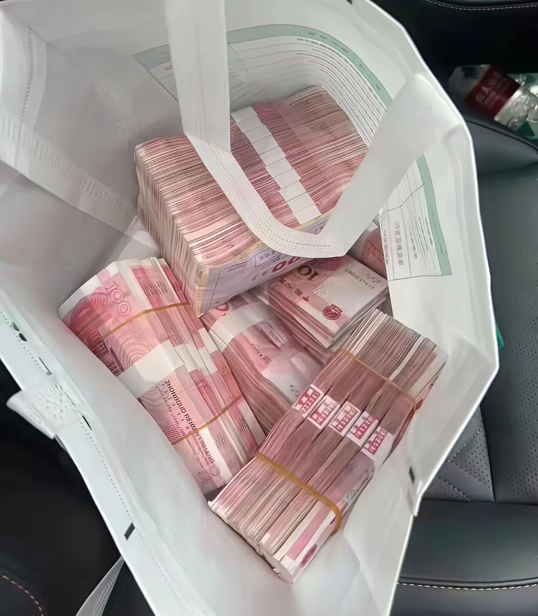 我把30万从银行全部取出来放家里 不是因为我急用钱,是因为银行已经