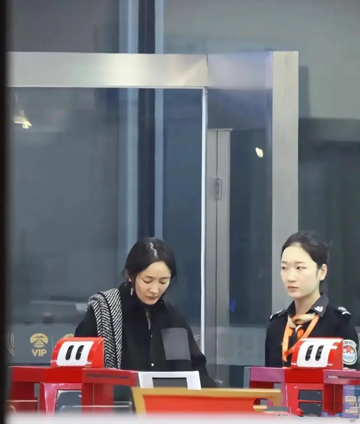 我顺着她指的方向看过去竟然是顶流明星杨幂而且还素质